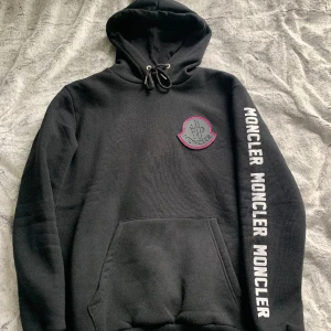 Moncler hoodie - Storlek S, nästintill oanvänd, 