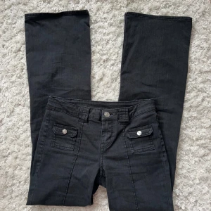 H&m jeans  - Eftertraktade och populära lågmidjade & Bootcut h&m jeansen. Slutsålda sedan länge. I fint skick utan defekter. Innerbenslängd: 80 midjemått: 36 (x2) + mycket stretch!! Vill du köpa trycker du på köp nu, jag postar inom 24h