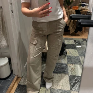 Cargobyxor - Super snygga cargobyxor!🎀färgen är någon blandning mellan oliv och beige 