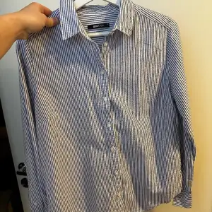 Blå/vit randig skjorta Sparsamt använd