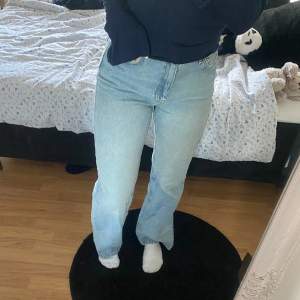 Superfina jeans från Nakd i jättebra skick. Bra längd på mig som är 167 cm. Säljs då jag har fler jeans i samma färg🩵 Nypris ca 500kr. 