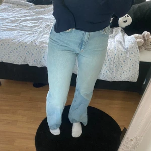Jeans från nakd  - Superfina jeans från Nakd i jättebra skick. Bra längd på mig som är 167 cm. Säljs då jag har fler jeans i samma färg🩵 Nypris ca 500kr. 