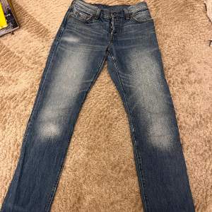 Vintage levis jeans i perfekta blåa tvätten. Köpta för något år sedan och inte använda många gånger. Detta eftersom de är lite långa på mig som är 160cm! De är i W24L32. 
