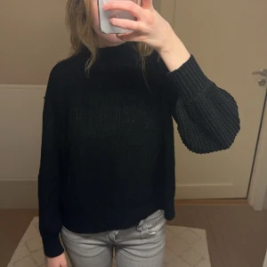 Svart stickad  - Säljer denna svarta stickade tröja ifrån Vera Moda i Storlek M 