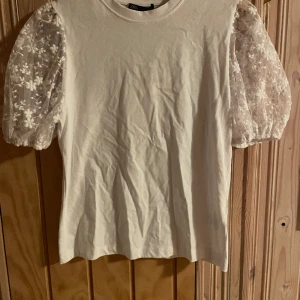 Helt ny Zara topp - Fin zara topp med prislapp kvar! Storlek S och tröjan går inte att få tag i längre. Kontakta vid frågor💕 