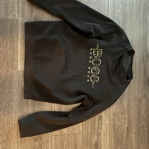Hugo boss - Bra skick, knappt använd. Har inga hål, inga fläckar, och är inte urtvättad. Skriv privat för mer bilder. Säljer då min kille inte använder den, kontakta mig om ni vill skriva med han på Insta angående hoodien.  Kan diskutera pris!!