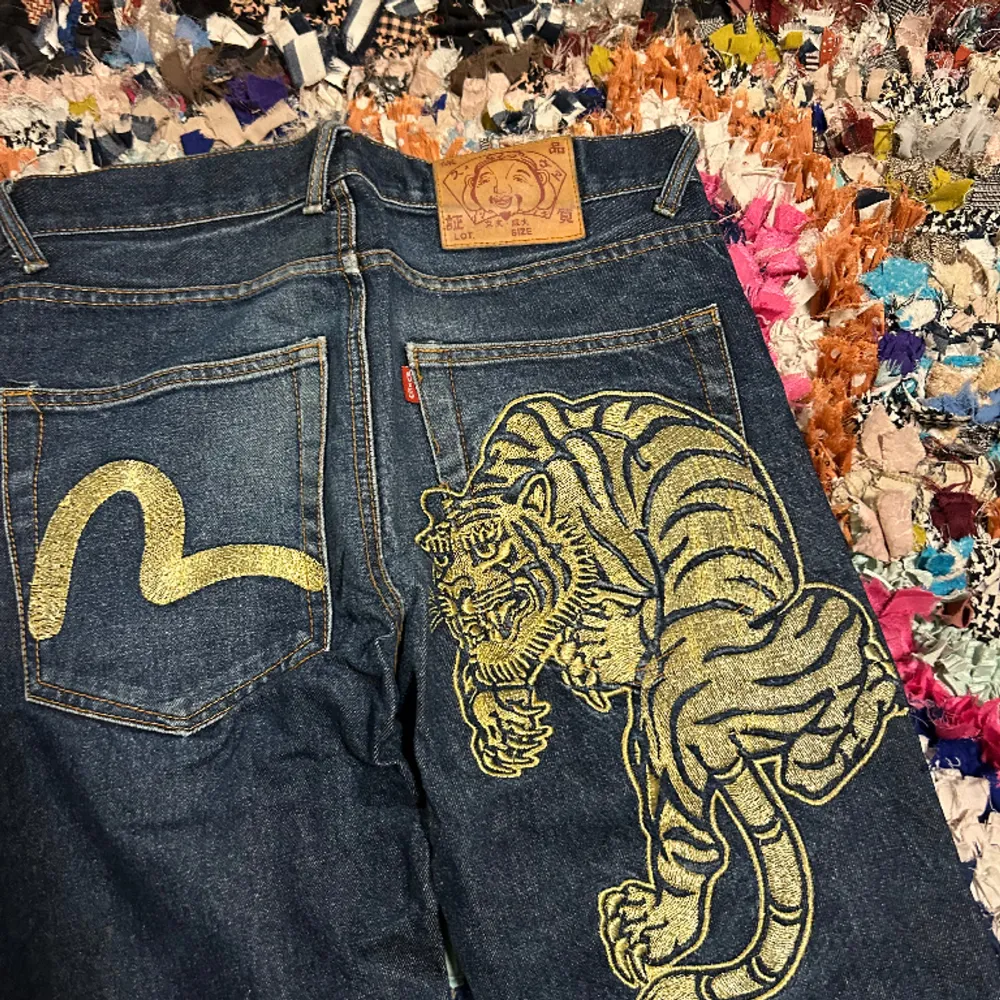 Hej!  Säljer dessa evisu jeans. Otrolig brodyr på baksidan av jeansen. Inhandlade för många år sedan, men har blivit lite osäker på äktheten därav priset.   Storleken är 30.  Hör av dig om du har några frågor!. Jeans & Byxor.