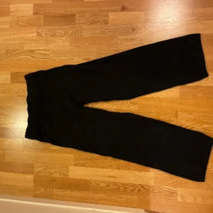 Stickade byxor - Väldigt mörkblåa stickade byxor, raka ben, normal/mellan midja.  Dom är igentligen mörkblåa men det ser svarta ut. 