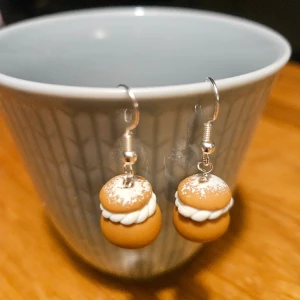 Semmel-örhängen, semla / semlor örhängen - Örhängen föreställande semlor. Totalt finns fem par till salu. Då de är hemmagjorda, är de alla individuella. Pris: 150 kr inkl porto (frimärke Post Nord)