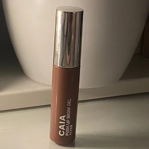 CAIA - Clear gel💓 - Säljer caias clear brow gel då jag redan har två. Helt oöppnad. Fick den i julklapp. Säljer billigare än på Caia hemsida❤️