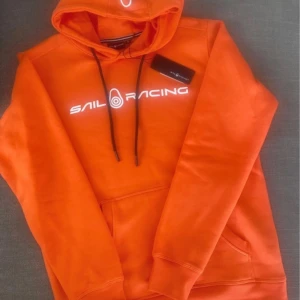 Huvtröja  - Ny tröja med prislappen.   Storlek S. Mycket fin och stark färg. 