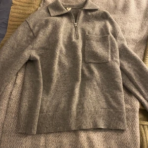 Stickad half zip från Arket - Väldigt bra skick. Har blivit liten för mig. Storlek S men passar snarare M. 