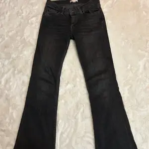 Säljer ett par jätte fina mörkgrå bootcut jeans från Gina som är i bra skick och använda fåtal gånger säljer pga av att de är för korta på mig!