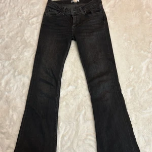 Bootcut mörkgrå jeans - Säljer ett par jätte fina mörkgrå bootcut jeans från Gina som är i bra skick och använda fåtal gånger säljer pga av att de är för korta på mig!