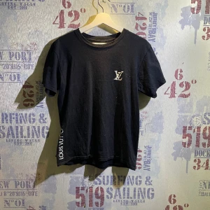 Lv tröja  - Säljer nu en lv tröja billigt pga att ja inte vet om den är äkta så de behöver man inte fråga om man annars är den bra skick.