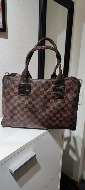 Monogram väska, vintage äkta skinn  - En vintage väska,skinn väska , dragkedja sönder därav låg pris.Går att fixa hos skomakare.