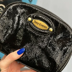 Juicy couture neccisär  - Är i mycket bra skick, köptes i New hork för ett år sedan. Knappt använd💕