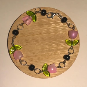 Tulpan armband 🌷 - Tulpan armband av vackra glasblommor och svarta porslins pärlor. Kontakta gärna vid frågor och innan köp ☺️