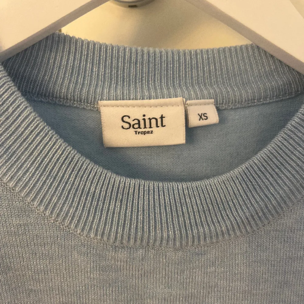 Säljer denna superfina stickade T-shirten från Saint Tropez, perfekt till våren! Nypris 349. Köparen står för frakten. Skriv för fler bilder⭐️⭐️. T-shirts.