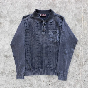 Vintage långärmad piké - Skit snygg vintage pikétröja i mörkgrå fade med lite jeans detaljer på!!! Helt klart en unik piké :) Skönt material som är lite mer tunt vilket gör att man inte blir för varm i denna! I fint skick. Står storlek XL på lappen men passar som M!!