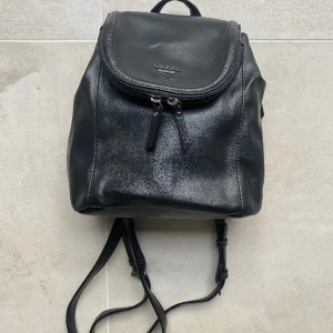Ryggsäck från Guess - Snygg ryggsäck från Guess! Pris kan diskuteras🩷
