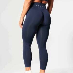 Relode scrunch - Lite noppriga och en del av extra tyget framför sömmen är löst men inget som påverkar scrunchen. Utöver det i fint skick. Nypris 699kr.