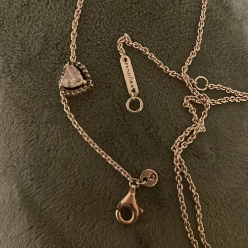Ett jättefint silvrigt Pandora halsband. Helt nytt fick det i present men använder bara guld köpt för 750❤️Boxen ingår🥰. Accessoarer.