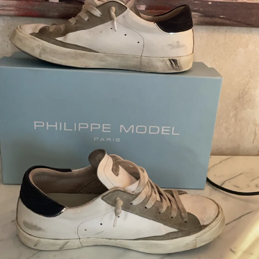 Philippe modell skor i storlek 40, enda ”riktiga märket” ser man på bild 2 på den övre skon men det ser naturligt ut eftersom själva modellen är ”beat”. Skor.