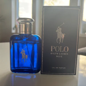 Ralph Lauren Polo Blue  -  Använt några sprays som ni kan se. Men inte alltför många. Ord pris ligger på cirka 700 kronor. 