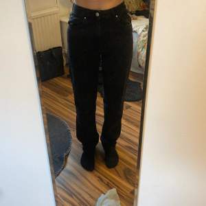 Svarta jeans från bok bok 90s straight waist 25 length 32. Nästan aldrig använda och i jättebra skick 