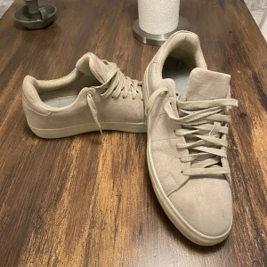 Skor  - Säjer dessa beige skor för ett super pris! Aldrig använda, ställ frågor om ni har och pris kan diskuteras ⭐️