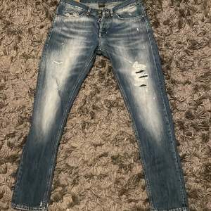 Säljer mina Dondup jeans modellen George i storlek 34, skicket är ca 8/10