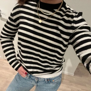 Randig tröja  - Superfin och skön randig tröja från Zara. Har Kashmir i sig så den är superskön och har lite ”fluffigt” utseende, bild 3. Är i storleken S och sitter med den perfekta modellen på mig som är en S.