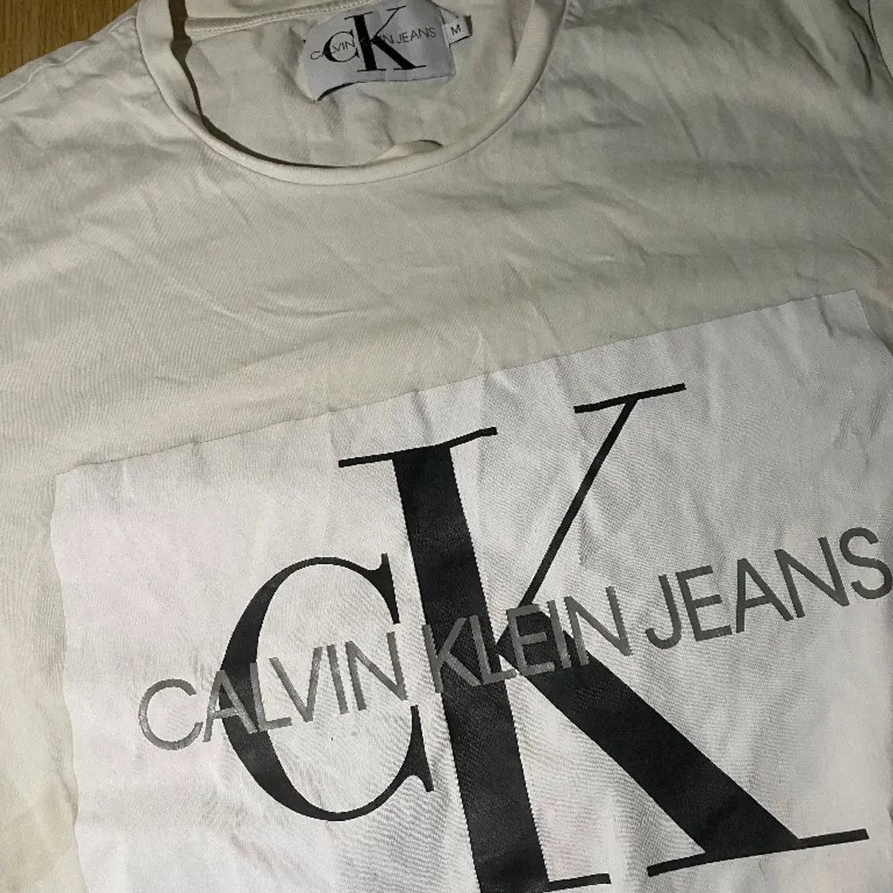 En mycket fin Calvin Klein t-shirt, bra skick! Ordinariepris: 450kr Storlek: M Hör av er vid frågor! . T-shirts.