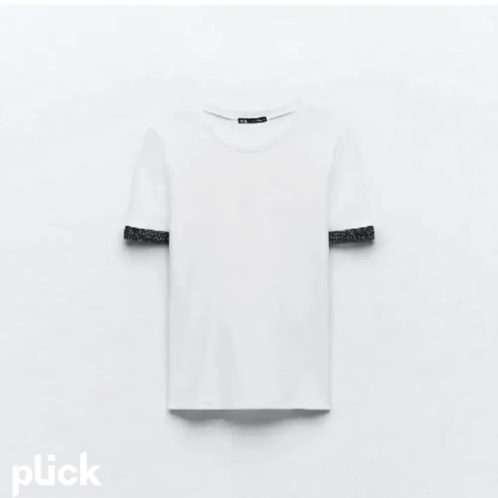 Säljer denna fina t shirt från Zara. Använd fåtal gånger och i jättebra skick. Skriv för bilder på💞. T-shirts.