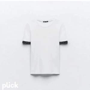Säljer denna fina t shirt från Zara. Använd fåtal gånger och i jättebra skick. Skriv för bilder på💞