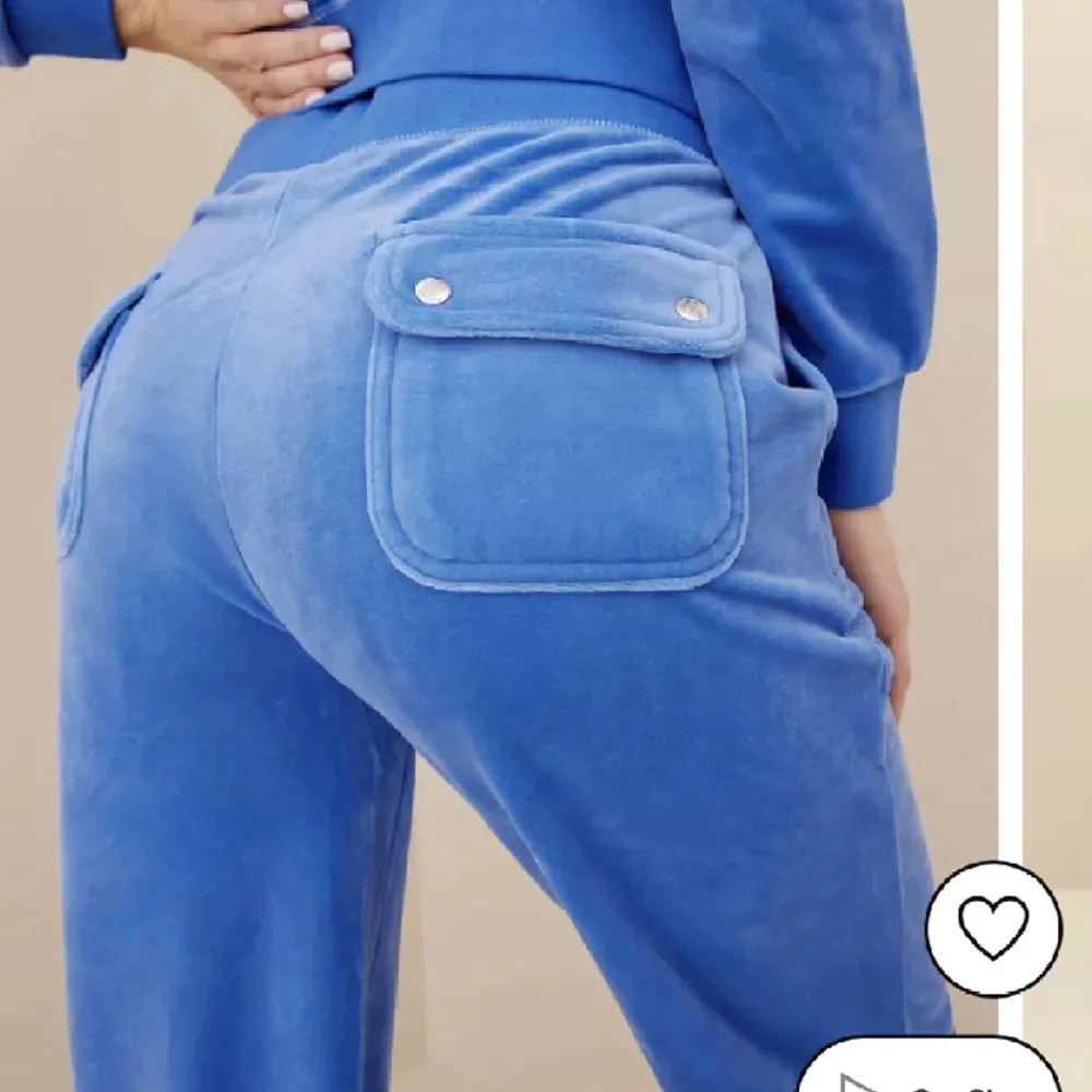 Säljer dessa blå juicy byxor i storlek s, dom är i nyskick då dom nästan aldrig är använda🙌 Köpte dom för 1200💕. Jeans & Byxor.