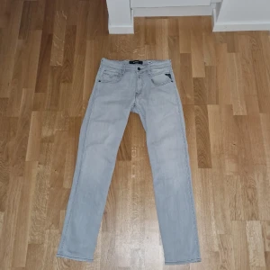 Replay anbass jeans - Tjena! Säljer dessa sjukt snygga replay jeans modellen är anbass och nypris ligger runt cirka 1800 kr. Skick 9/10 använda 3-5 gånger. Tveka inte på att fråga om ni har några funderingar😁!