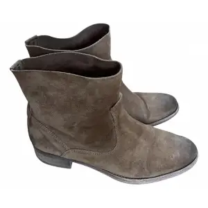 Worn but very nice and popular suede boots. Style : coachella 38