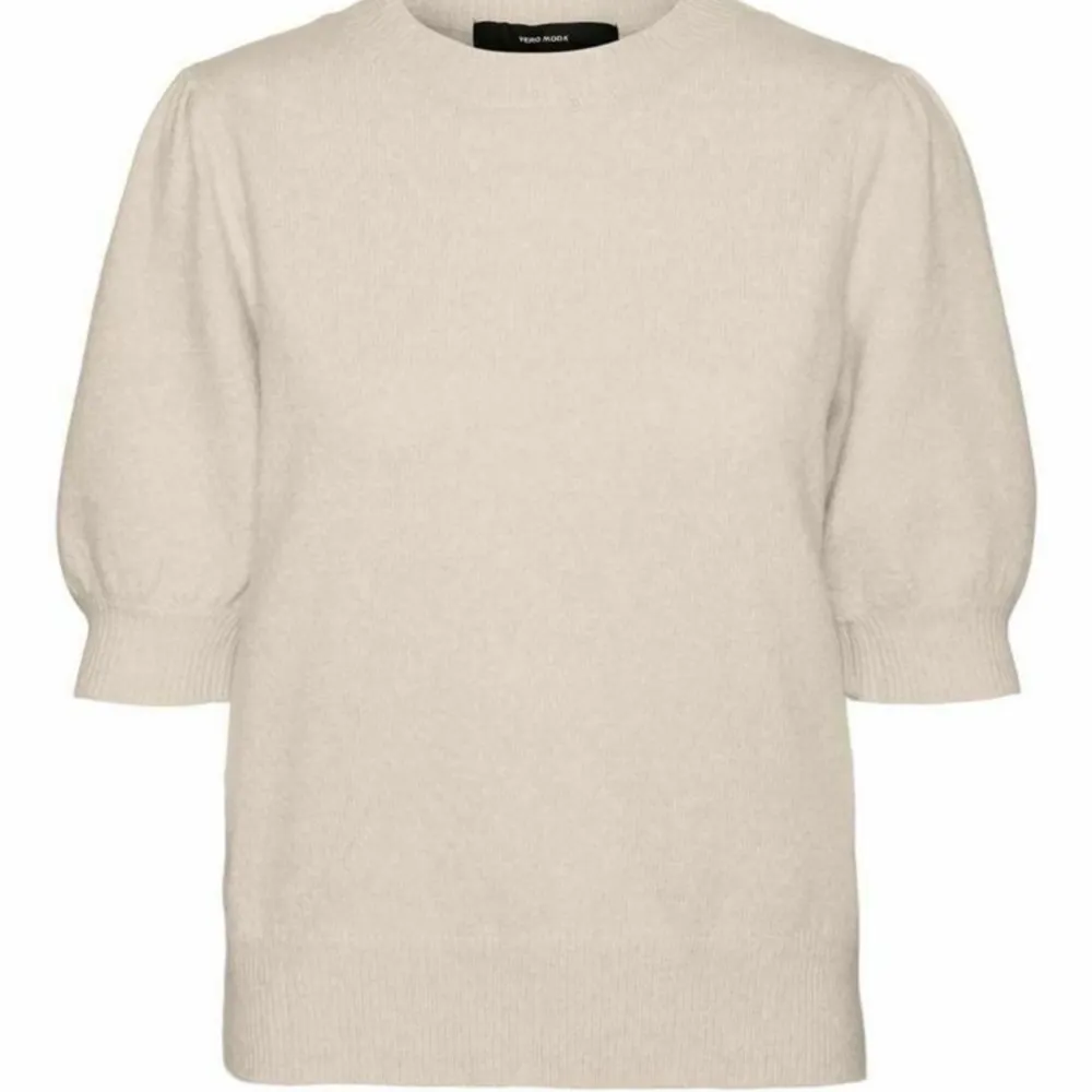 Stickad beige t-Shirt från vero Moda🤍 Använd 1 gång, jättefint skick. Säljer pga för stor.💕. Stickat.