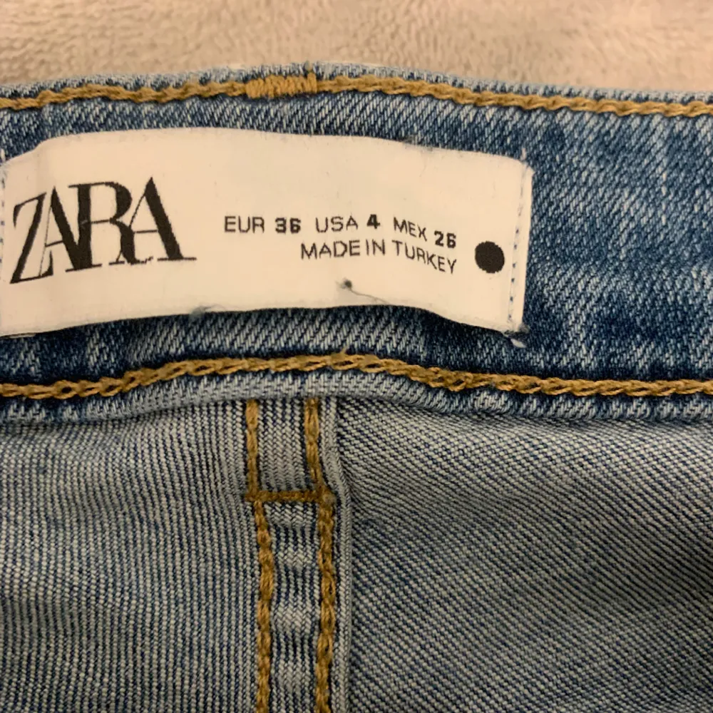 köpt ifrån zara i  stl 36, modellen är bootcut och säljs då jag inte använder dom.. Jeans & Byxor.