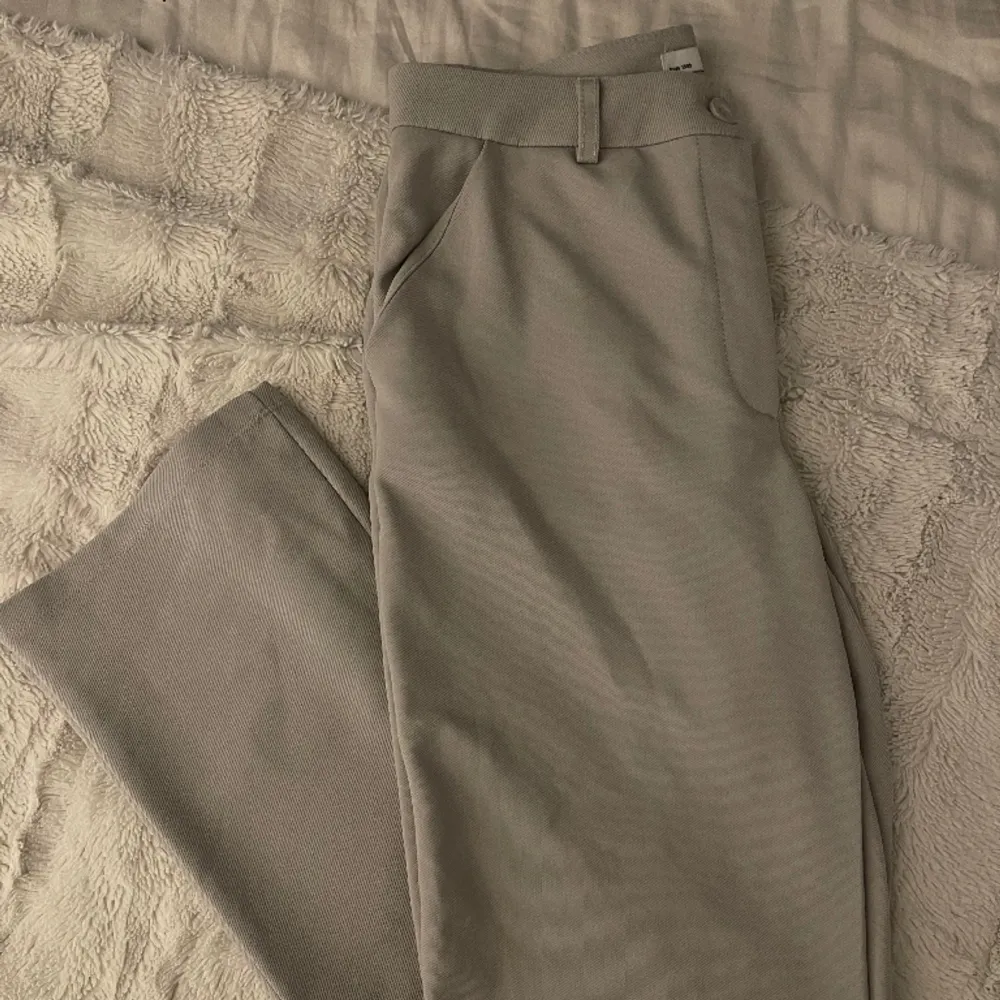 Super snygga grå/beiga kostymbyxor från Lager 157 i Strl XS, aldrig använda🤩. Jeans & Byxor.