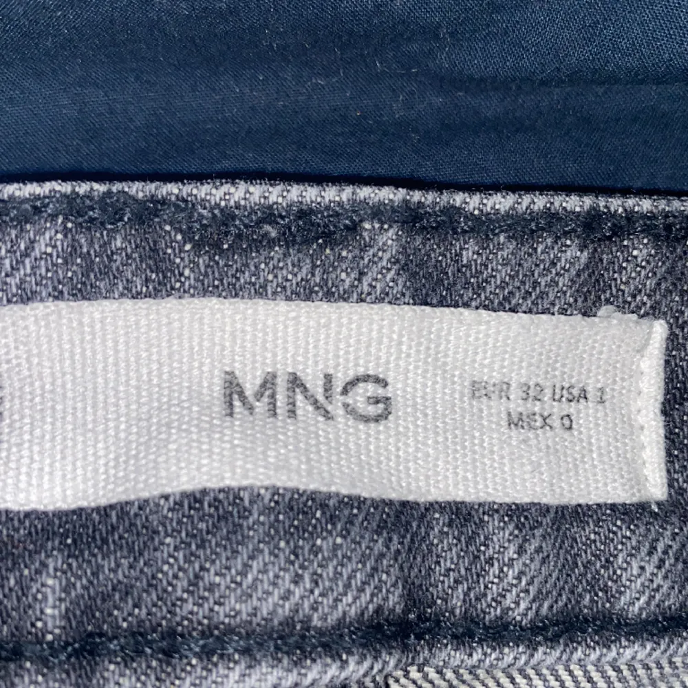 Säljer ett par mango jeans i storlek 32💗 Har använt rätt många gånger, är fortfarande i bra skick. Jeans & Byxor.