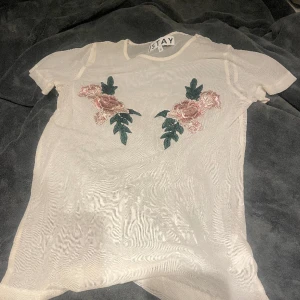 Fin blommig topp🌺 - Fin blommig (genomskinlig) topp. Bra skick då den tyvärr inte kommit till användning. Stl XS🌺🌺💕 Ps — Köpt på carlings för antal år sedan.