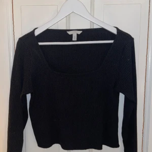 Ribbad topp - Ribbad svart topp i strl L från hm, inköpt 2022 och används ett fåtal gånger!! ☺️ Perfekt nu till våren och sommaren. Strl L men funkar även för folk som har M eller S som inte vill att det ska sitta tajt✨