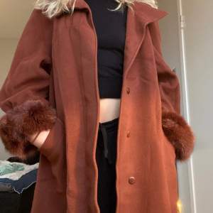 Orange/brun vintage kappa med pälsdetaljer. Väldigt unik och cool! 