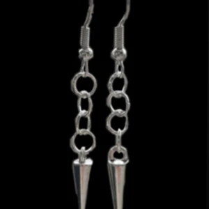 Svea Earring - Säljs i par. Spiken (berlocken) är 1,3 cm. Från högsta punkten på örhängeskroken till slutet av spiken (berlocken) är de 4,7 cm.  Svea Earring är ett stilrent örhänge som passar till alla tillfällen. 