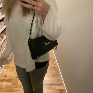 Zadig väsks -  Säljer denna Zadig  väskan, köpt här på plick och är inte 100% säker på att den är äkta. Den är andvänd fåtal ggr.💋