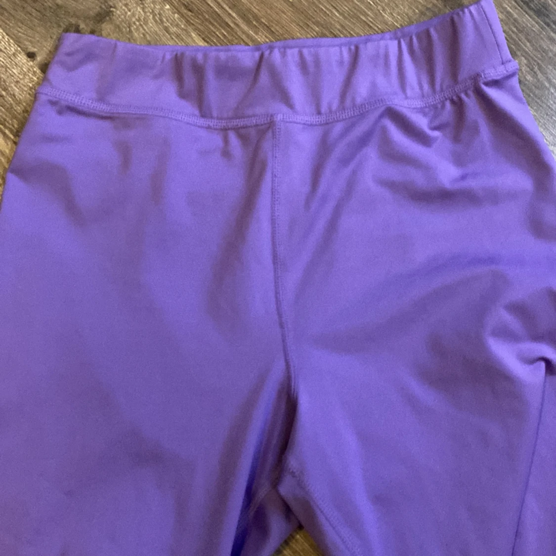 Ett par lila träningsbyxor  - 91