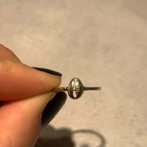 Silverring - Ring i äkta silver (har varit guldpläterad men pläteringen har nästan helt försvunnit) från Safira. Storlek 17. 